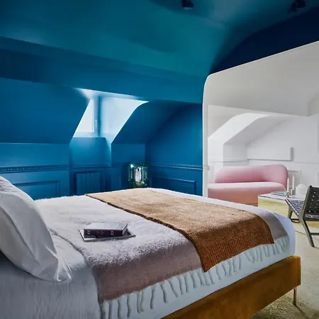 Halcyon Days Apartment *